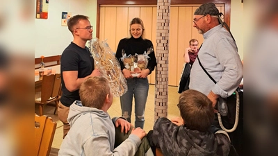 Sandro Kuttich und Angelika Zitzmann übergeben Dirigent Sepp Wolfrath sein Geschenk (Bild: Theresa Liebl)