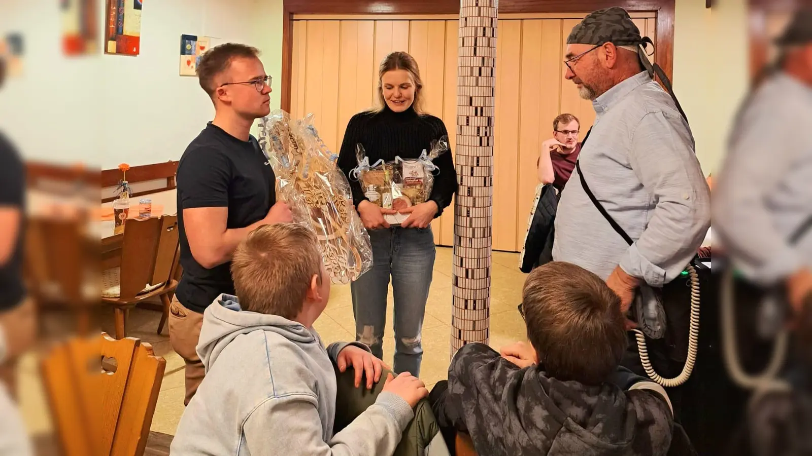 Sandro Kuttich und Angelika Zitzmann übergeben Dirigent Sepp Wolfrath sein Geschenk (Bild: Theresa Liebl)