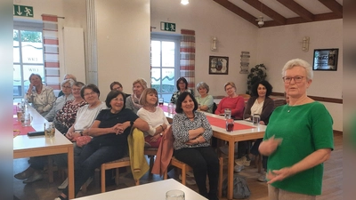 Marianne Moosburger (rechts) referierte bei der Frauenunion über die richtige Art „nein” zu sagen. (Bild: Brigitte Hammer)