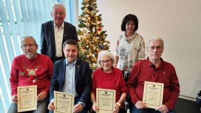 sitzend von links: Axel Matthia (25 Jahre Vereinstreue) Stephan Gollwitzer (5 Jahre Vereinstreue) Ehrenvorsitzende Vera Eckstein (25 Jahre Vereinstreue) Edwin Leimann (15 Jahre Vereinstreue). Stehend von links: 2. Vorsitzender Hans Forster 1. Vorsitzende Bärbal Strobl. Außerdem erhielten noch die Auszeichnungen: Gunter Bromborski 15 Jahre Vereinstreue Ingrid Leimann 15 Jahre Vereinstreue Dieter Kirchgeßner 25 Vereinstreue Ehrenmitglied Hella Weber für 65 Jahre Mitgliedschaft (Bild: Christl Fuchs)