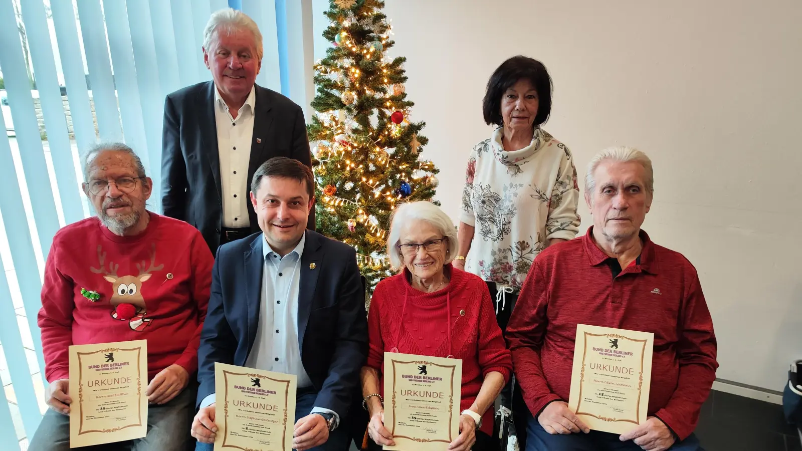 sitzend von links: Axel Matthia (25 Jahre Vereinstreue) Stephan Gollwitzer (5 Jahre Vereinstreue) Ehrenvorsitzende Vera Eckstein (25 Jahre Vereinstreue) Edwin Leimann (15 Jahre Vereinstreue). Stehend von links: 2. Vorsitzender Hans Forster 1. Vorsitzende Bärbal Strobl. Außerdem erhielten noch die Auszeichnungen: Gunter Bromborski 15 Jahre Vereinstreue Ingrid Leimann 15 Jahre Vereinstreue Dieter Kirchgeßner 25 Vereinstreue Ehrenmitglied Hella Weber für 65 Jahre Mitgliedschaft (Bild: Christl Fuchs)