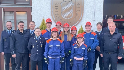 Von links nach rechts: Quirin Stauber(2.Kommandant), Michael Werner (Kreisbrandmeister), Tobias Kummer (Jugendwart), Peter Pfab (Jugendwart), Jannis Fischer, Laura Kummer, Hanna Ries-Pfab, Maria Dotzler, Amy Pfab, Anna Eierer, Jonas Arnold, Martin Dotzler (Jugendwart), Fabian Müller (Jugendwart) und Andreas Luber (Kreisbrandmeister). (Bild: Peter Pfab)