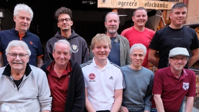 Für die nächsten drei Jahren übernehmen sie beim 1. FCN-Fanclub die Verantwortung: Sitzend von links: Karl Gonsior, Peter Späth, Gerald Bublat, Manfred Helgert, Bernhard Lehner. Stehend von links: Bürgermeister Robert Lindner, Daniel Gonsior, Michael Helgert, Sandro Achatz und Alexander Meier.  (Bild: Fred Lehner)