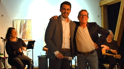 David Frischholz, Vorsitzender aus Erbendorf und Wolfgang Horn, Vorsitzender aus Waldsassen (v. li.), eröffneten die schöne Ausstellung der Künstlerinnen und Künstler aus dem Steinwald.  (Bild: Ulla Britta Baumer)