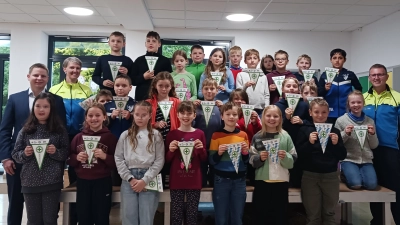 Die stolzen Viertklässler mit Dominik Merkel, Saskia Ram-Höcherl und Markus Neumeyer (von links). (Bild: Melanie Wagner )