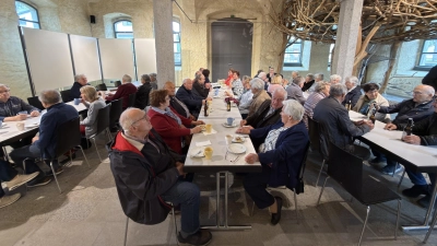 Nach der Andacht versammelte sich die Teilnehmer in der Säulenhalle vom Centrum Bavaria Bohemia (CeBB) zum geselligen Beisammensein. (Bild: Daniel Herrmann)