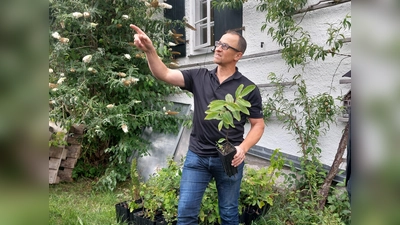 Förster Eckhard Deutschländer erklärt im Garten des Forsthauses die Ansaht und Aufzucht des Pflanzgutes (Bild: Doris Burger)