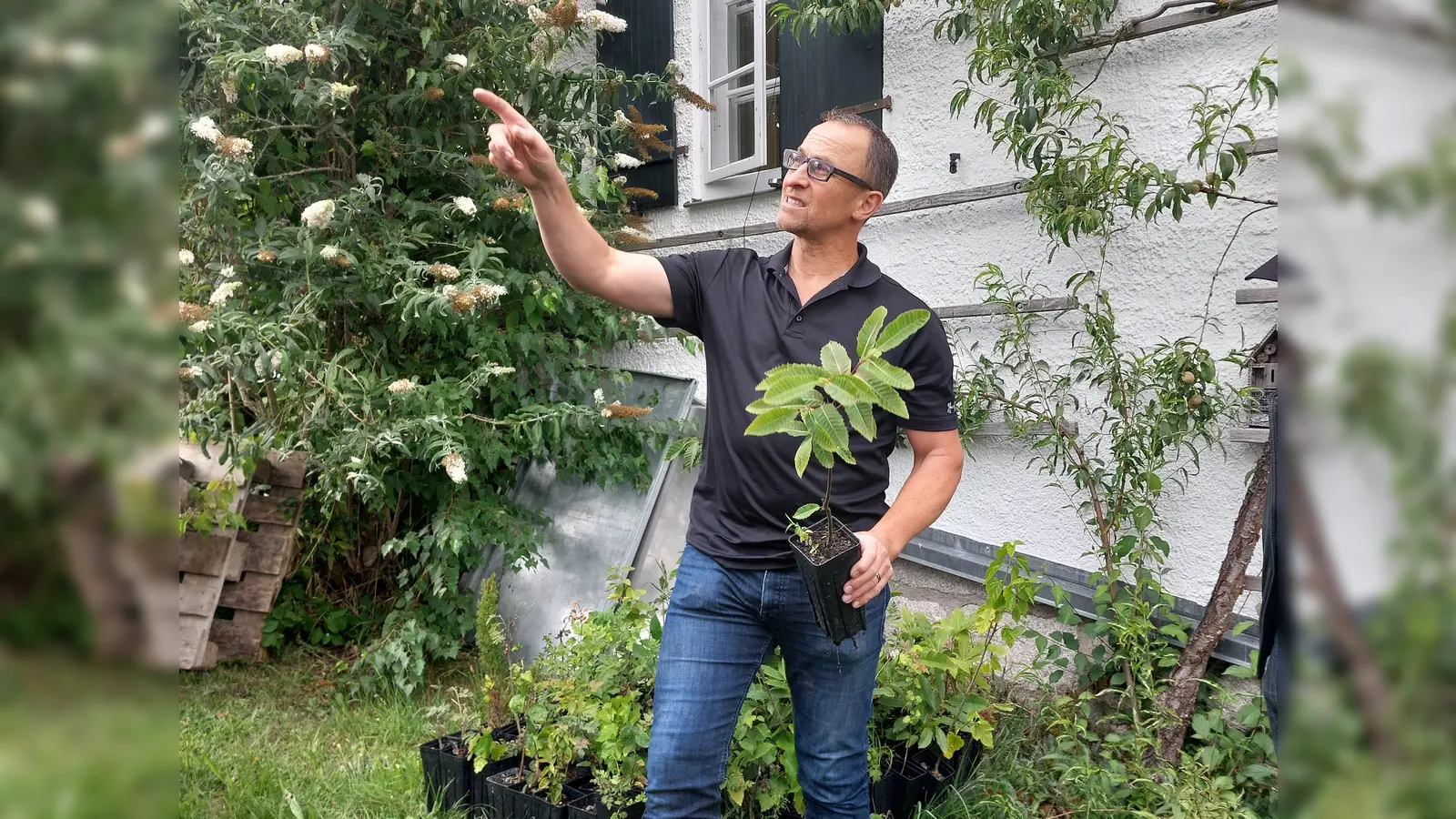 Förster Eckhard Deutschländer erklärt im Garten des Forsthauses die Ansaht und Aufzucht des Pflanzgutes (Bild: Doris Burger)