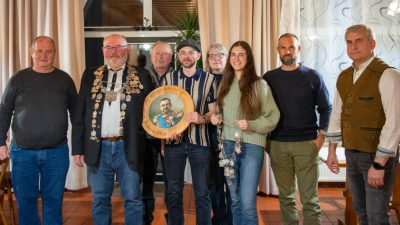 Schützenpräsident Peter Hüttner (alle von links) zeichnete Schützenkönig Josef Reichhardt und die weiteren Wettbewerbssieger Klaus Hermann, Andreas Hiltl, Vera Dötsch, Emily Jenke (in Vertretung für ihre Mutter Diana, die Schützenliesl wurde), Michael Fillenberg und Sergej Kitscha aus. <br> (Bild: Peter Hüttner)