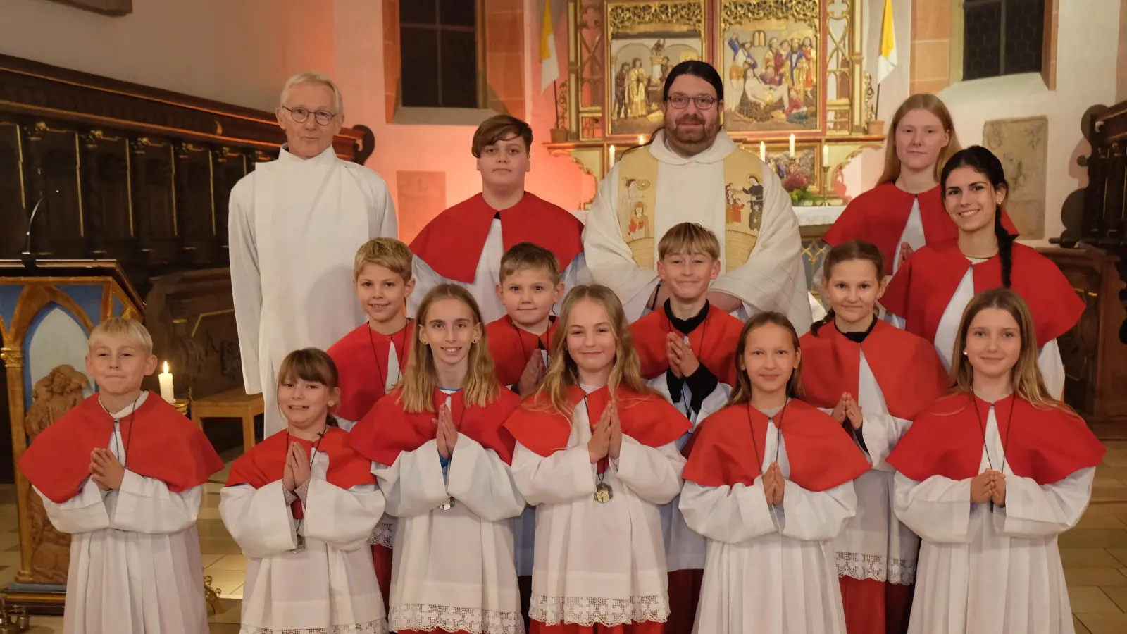 Zehn neue „Lausbuben Gottes” verstärken künftig das Ministranten-Team der Pfarrei St. Laurentius. Unser Bild zeigt die Buben und Mädchen mit Stadtpfarrer Johannes Bosco, Pastoralreferent Alfred Kick und die Gruppenleiterinnen Anna Kastl und Rebecca Schultes. (Bild: Robert Dotzauer)