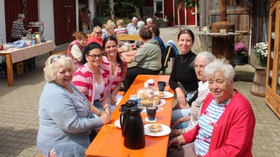 Mit viel Liebe sind nicht nur die Ställe geschmückt, sondern auch der Innenhof, in dem es sich die Senioren gemütlich gemacht hatten. Mit Helga Adlhoch (vorne links) daneben Andrea Groitl und ihre Tochter Katharina. (Bild: Nikolaus Scherr)