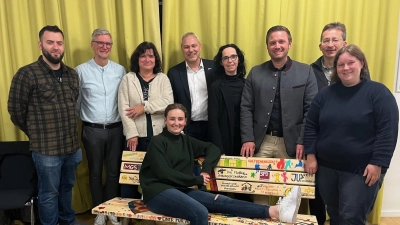 Bild v.l.: Patrick Uhl (stellv. Vorsitzender), Arno Speiser (Neustadt lebt Demokratie), Andrea Höning (Leiterin Kreisjugendamt), Jürgen Preisinger (Vorsitzender BezJR), Karolina Forster (stellv. Landrätin), Ernst Lenk (Bürgermeister Schirmitz), Martin Neumann (KJR Geschäftsführer), Christina Ponader (1. Vorsitzende) vorne: Lena Kummer (Präventionsnetzwerk NO.way) (Bild: Belinda Schöner)