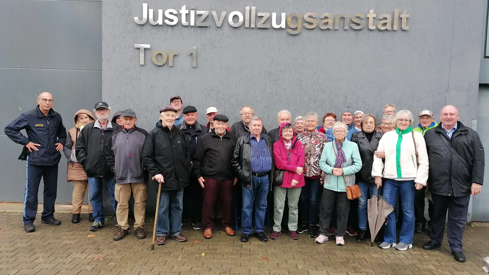 Teilnehmer der Kolpingbesuchsgruppe mit (links) stv. Aufsichtsdienstleiter Gernot Kranl und (rechts) Kolpingvorsitzender Michael Koller.  (Bild: Michael Koller)