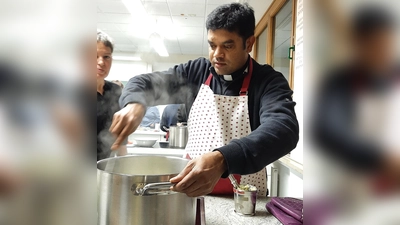 Indisch kochen mit Kaplan Chinna Dola. (Bild: Anita Niebauer)