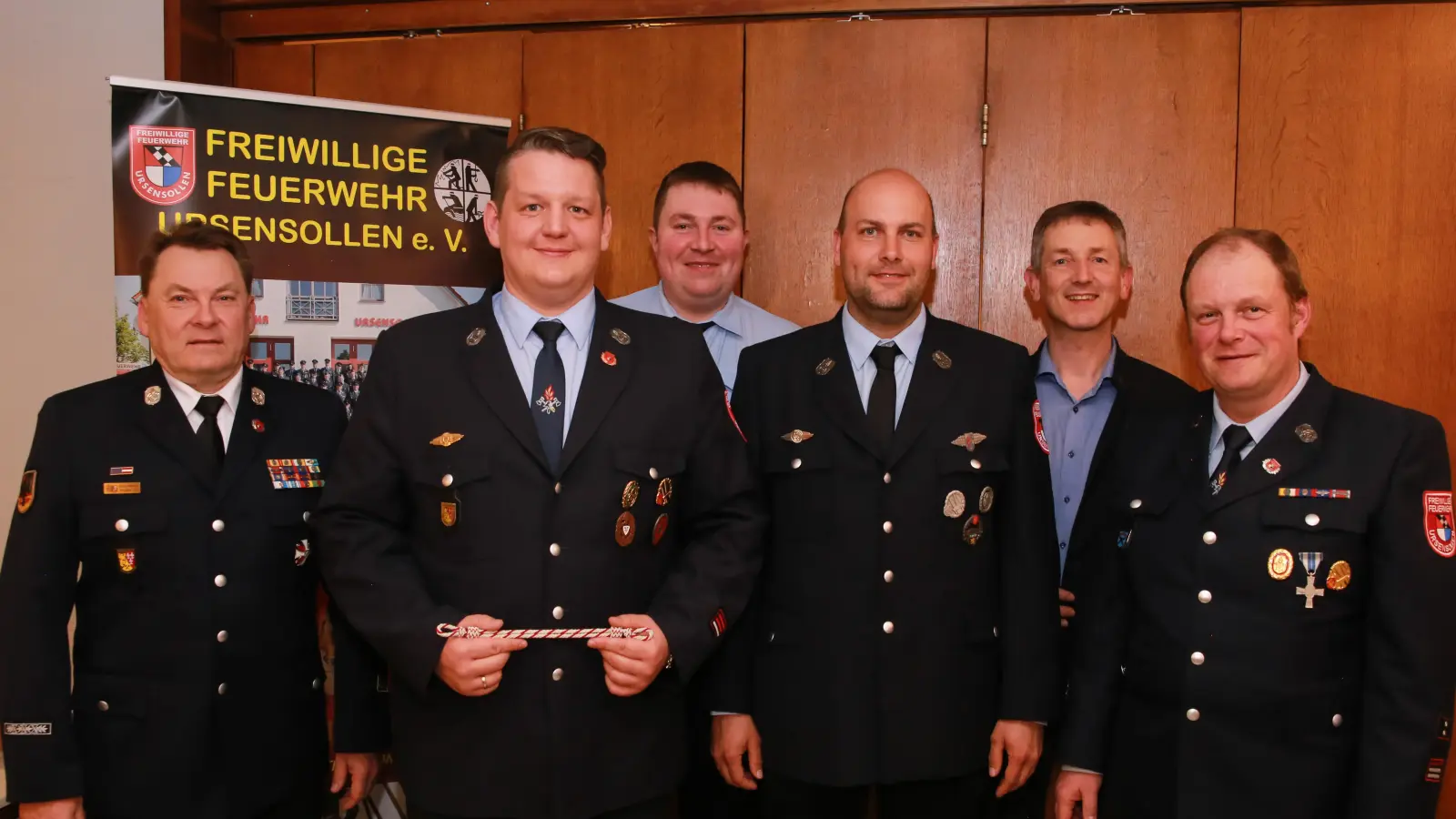 Simon Streher (2.v.l.) ist neuer 2. Vorsitzender, Markus Fuchs (3.v.r.) übernimmt die Kassenführung bei der Feuerwehr Ursensollen. (Bild: Florian Schlegel)