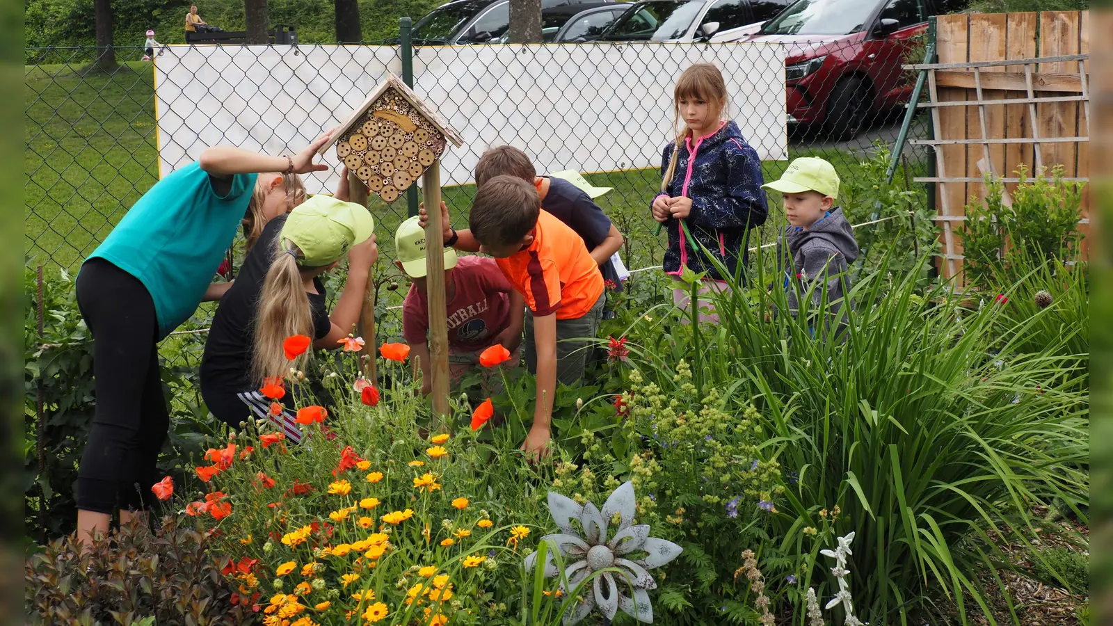 Die erste Station führte die Kinder zum Insektenhotel! (Bild: Gerd Neumann)