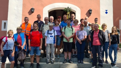 Die Pilger vor der Wallfahrtskirche Maria - Heil der Kranken. Bereits zum 61. Mal fand die Wallfahrt von Hausen auf den Habsberg statt unter dem Motto des Heiligen Jahres „Pilger der Hoffnung”. (Bild: Martina Pidrmann)