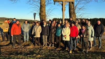 Die große Wandergruppe an einem idyllisch gelegenem Feldkreuz am „Pfalzgraf-Friedrichweg”. (Bild: Katrin Schröter)
