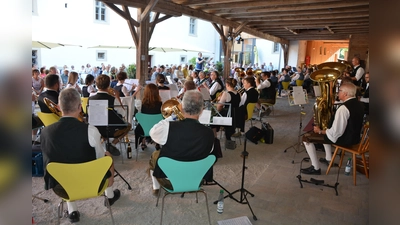 Letztmals fand 2023 eine Musikserenade im Schafferhof statt, damals musizierten die Blaskapellen Konnersreuth und Falkenberg vor vollem Haus. Heuer ist die Stadtkapelle Mitterteich zu Gast. (Bild: Josef Rosner)