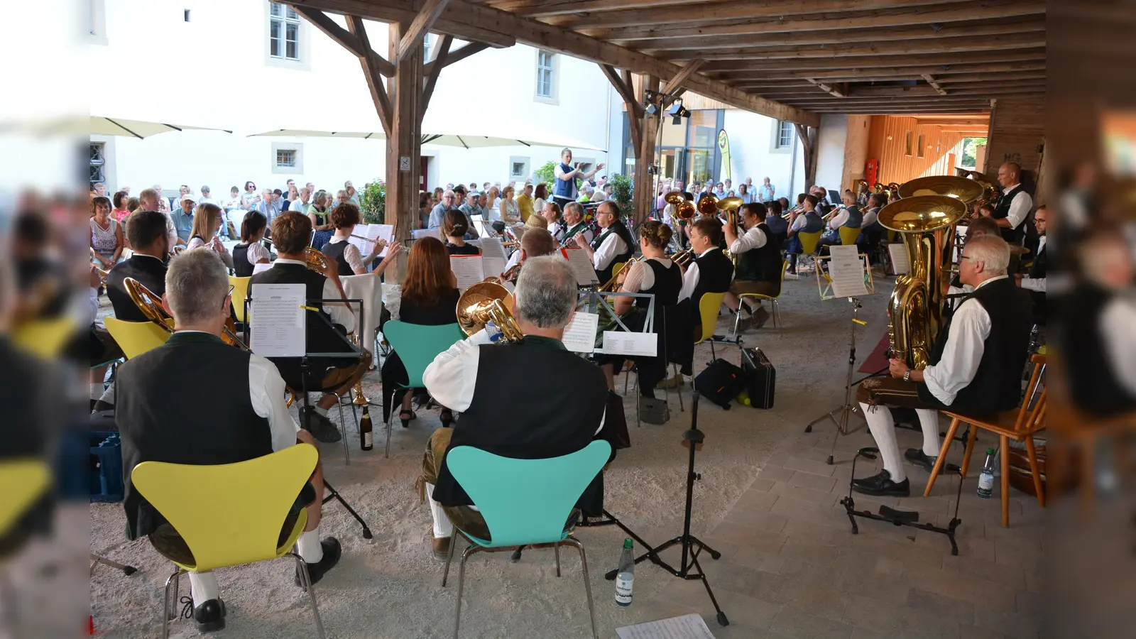 Letztmals fand 2023 eine Musikserenade im Schafferhof statt, damals musizierten die Blaskapellen Konnersreuth und Falkenberg vor vollem Haus. Heuer ist die Stadtkapelle Mitterteich zu Gast. (Bild: Josef Rosner)