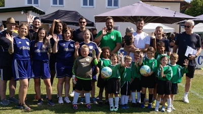 Vor dem Einlagenspiel G-Jugend gegen Mamas. Erster Vorsitzender des SV Roland Zeitler (links). Von den SV-Freunden Kevin Lang (hinten Mitte mit Sonnenbrille) daneben Dominik Wolf (mit grünem Shirt) und rechts Günter Geiler. (Bild: Markus Renner)