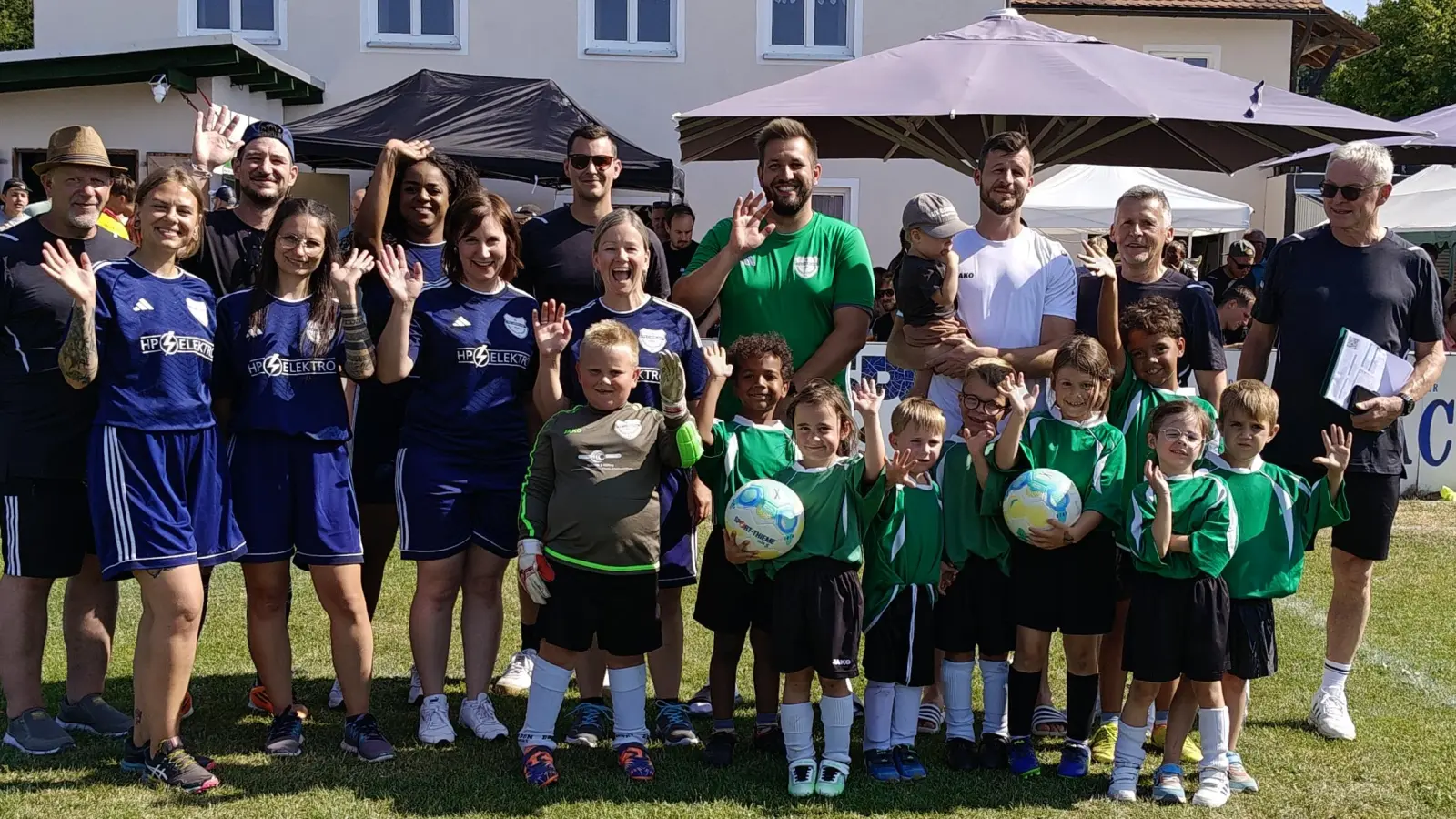 Vor dem Einlagenspiel G-Jugend gegen Mamas. Erster Vorsitzender des SV Roland Zeitler (links). Von den SV-Freunden Kevin Lang (hinten Mitte mit Sonnenbrille) daneben Dominik Wolf (mit grünem Shirt) und rechts Günter Geiler. (Bild: Markus Renner)