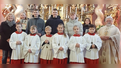 Auf dem Bild sind von links nach rechts zu sehen: 1. Reihe: Julian Baumer, Matteo Schmid, Jonas Bran, Sarah Schulze, Franziska Buhr, Jan Trummer. 2. Reihe: Simone Ott, Katharina Rewitzer, Kilian Kellermann, Bastian Braun, Fabian Post, Mariella Danner, Pfarrer Arnold Pirner. (Bild: Rita Gleißner)