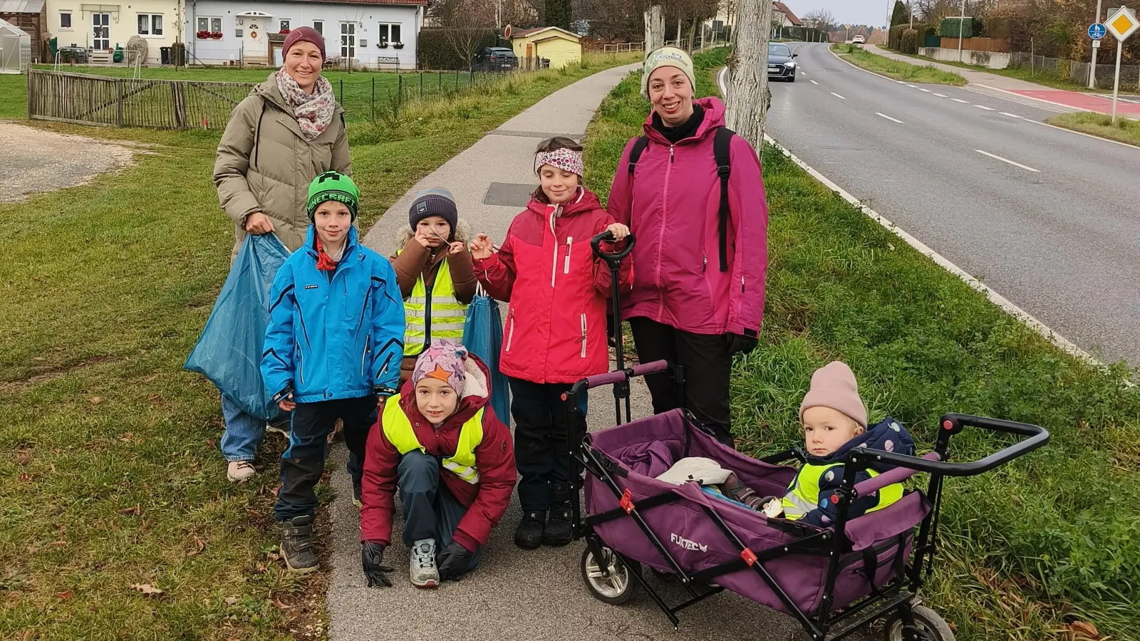 Familien waren mit ihren Kindern, Hund und Bollerwagen fleißig beim Säubern der Gemeinde im Einsatz. (Bild: Hermann Böhm)