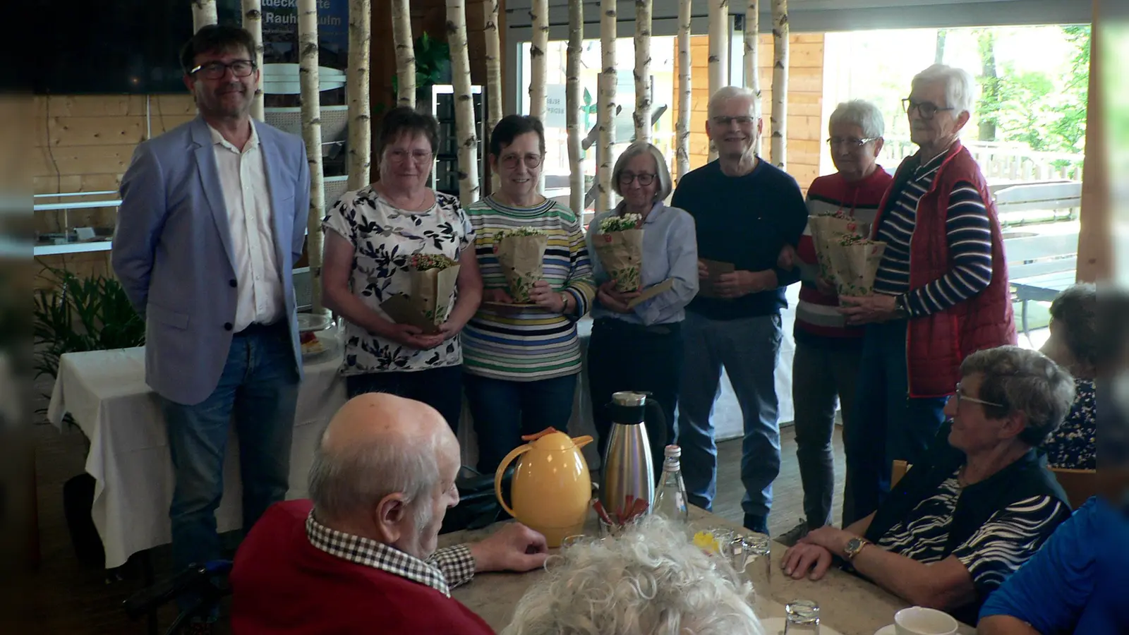Bürgermeister Wolfgang Haberberger (links) bedankt sich beim Mitarbeiterteam des Seniorenkreises für ihre langjährige und ehrenamtliche Tätigkeit mit jeweils einem Gutschein und Blumen. (Bild: Reinhold Kynast)
