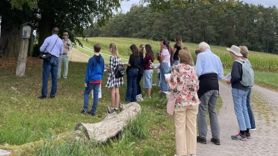 Ein Zwischenstop der Gruppe war die 2. Station an der Linde am Fischerbügl (Bild: Christine Berberich / Maria Schlögl)