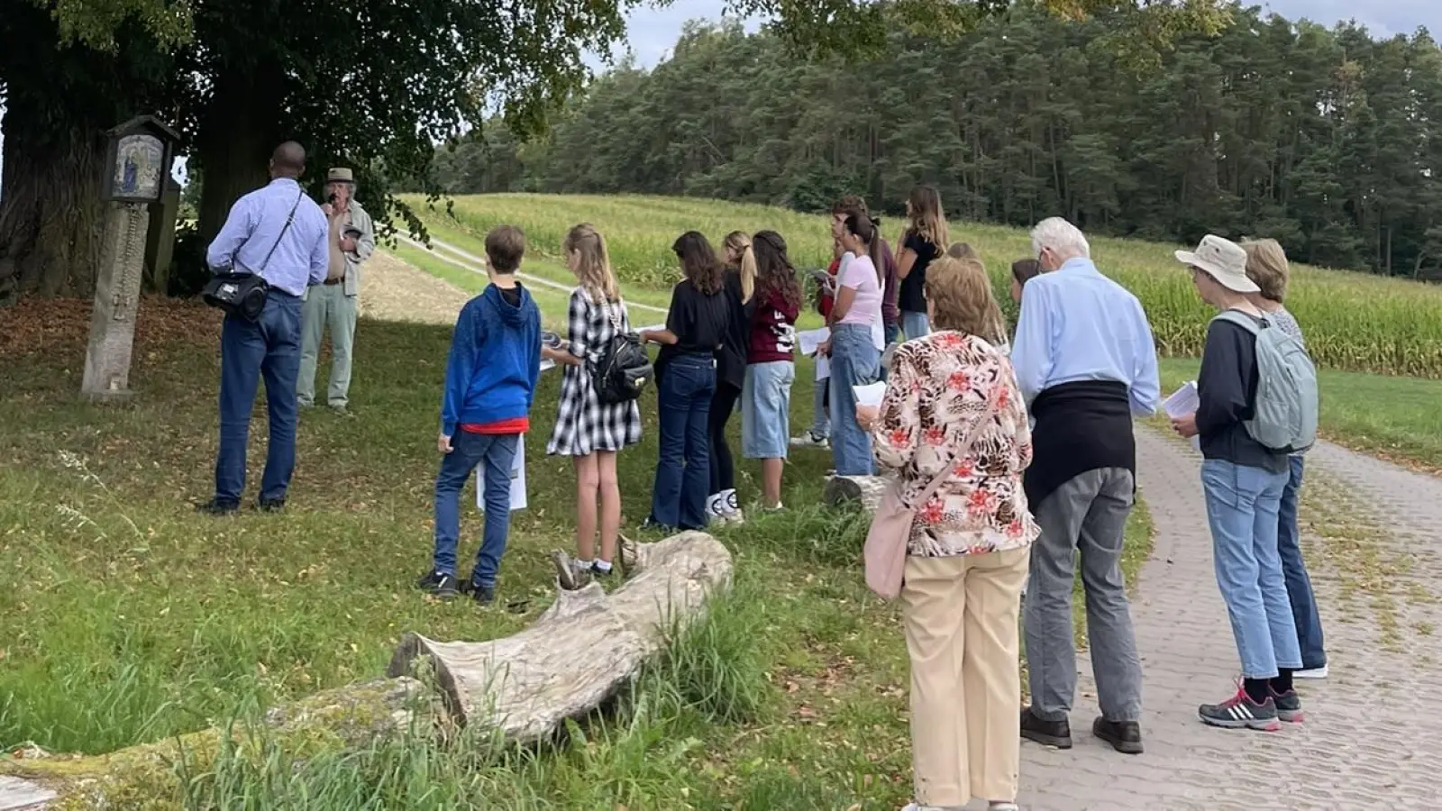 Ein Zwischenstop der Gruppe war die 2. Station an der Linde am Fischerbügl (Bild: Christine Berberich / Maria Schlögl)