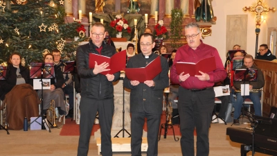 Der neugegründete Männerdreigesang mit Johannes Schinner, Holger Haller und Hartmut Klausfelder überraschte das Publikum. (Bild: Christine Rupprecht)