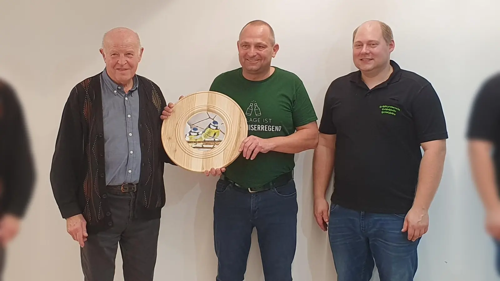 von links: Scheibenspender Josef Hoch, Gewinner Wuni Zwack, Schützenmeister Martin Alwang (Bild: Maria Hoch)