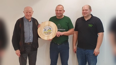 von links: Scheibenspender Josef Hoch, Gewinner Wuni Zwack, Schützenmeister Martin Alwang (Bild: Maria Hoch)