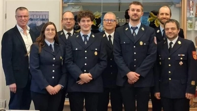 Nach den Neuwahlen der Freiwilligen Feuerwehr Krondorf-Burgstall von links: Bürgermeister Hermann Falk, 2. Vorstand Claudia Hoffmann, KBM Marco Weiß, 2. Kommandant Peter Siegert, KBR Christof Strobl, 1. Kommandant Andreas Amann, 1. Vorstand Markus Stauber und KBI Michael Iberer. (Bild: Peter Marek)