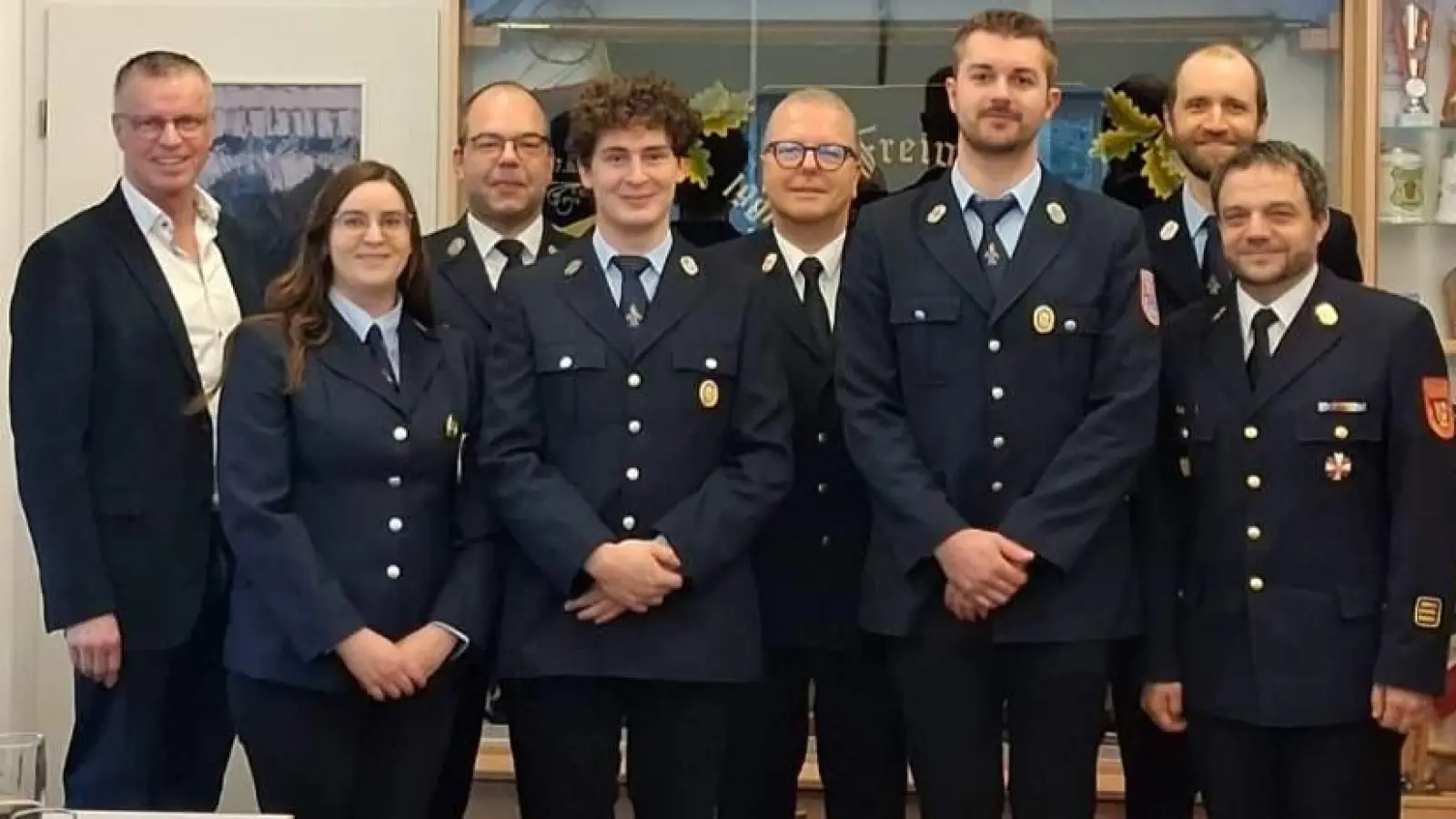 Nach den Neuwahlen der Freiwilligen Feuerwehr Krondorf-Burgstall von links: Bürgermeister Hermann Falk, 2. Vorstand Claudia Hoffmann, KBM Marco Weiß, 2. Kommandant Peter Siegert, KBR Christof Strobl, 1. Kommandant Andreas Amann, 1. Vorstand Markus Stauber und KBI Michael Iberer. (Bild: Peter Marek)