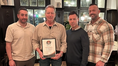 Danny Naber und der scheidende Vorsitzende Wolfgang Fuchs (v. l.) übergaben die Vereinsführung an Marcus Helfensdörfer und Raphael Fuchs. (Bild: Marcus Helfensdörfer)