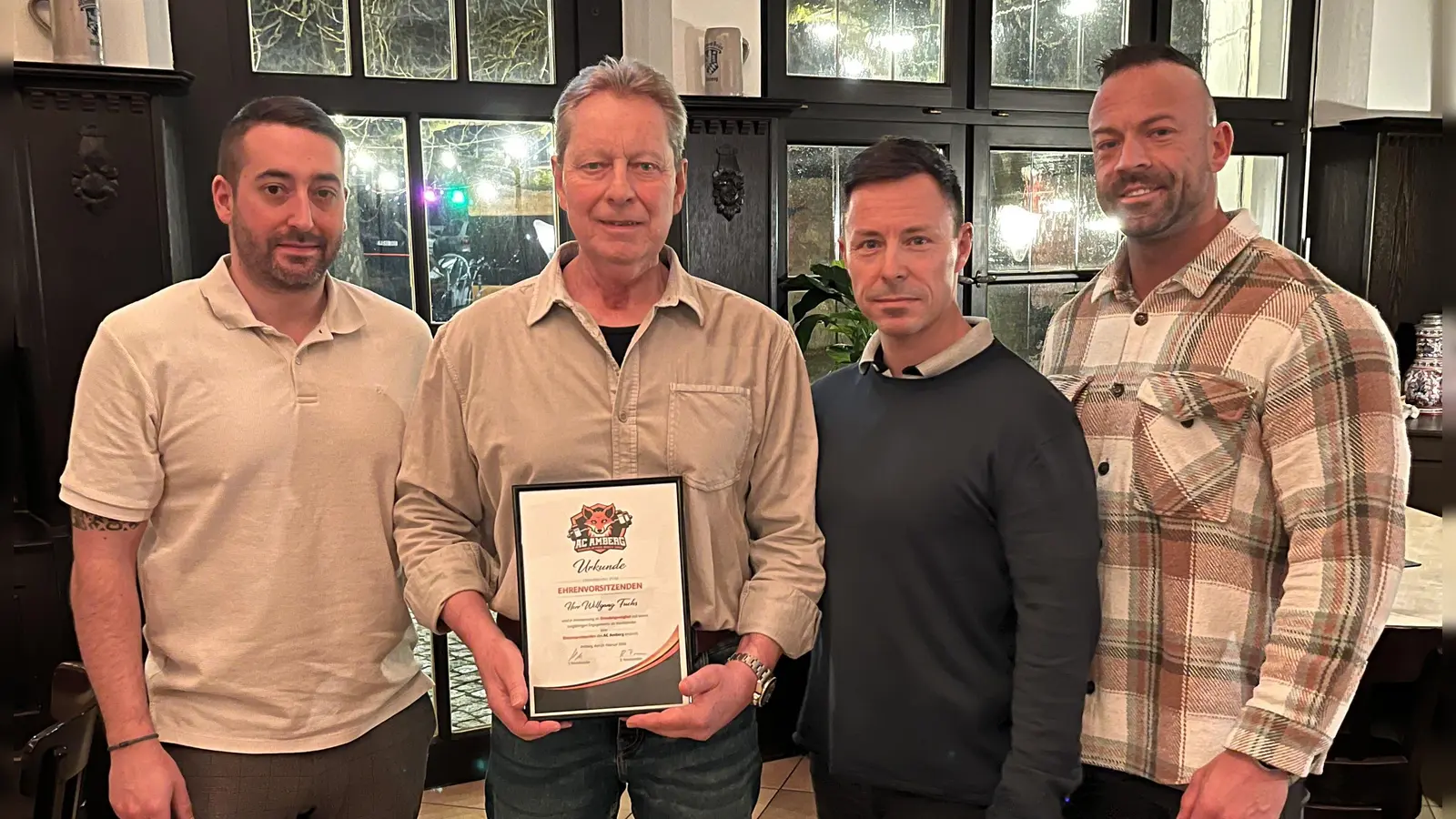 Danny Naber und der scheidende Vorsitzende Wolfgang Fuchs (v. l.) übergaben die Vereinsführung an Marcus Helfensdörfer und Raphael Fuchs. (Bild: Marcus Helfensdörfer)