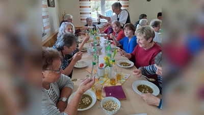 Die Referentin Frau Johanna Eisner serviert den Teilnehmern die frisch zubereitete Kräutersuppe. (Bild: Karin Achatz)