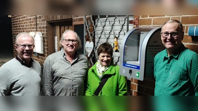 Defi-Übergabe an den TuS Rosenberg mit (von links) Hans Göth, Vorsitzender Förderverein TuS Rosenberg, Dr. Armin Rüger, Lions Club Sulzbach-Rosenberg, Helga Sporrer, Schriftführerin Förderverein TuS Rosenberg, Manfred Seitz, Vorsitzender TuS Rosenberg. (Bild: Armin Rüger)