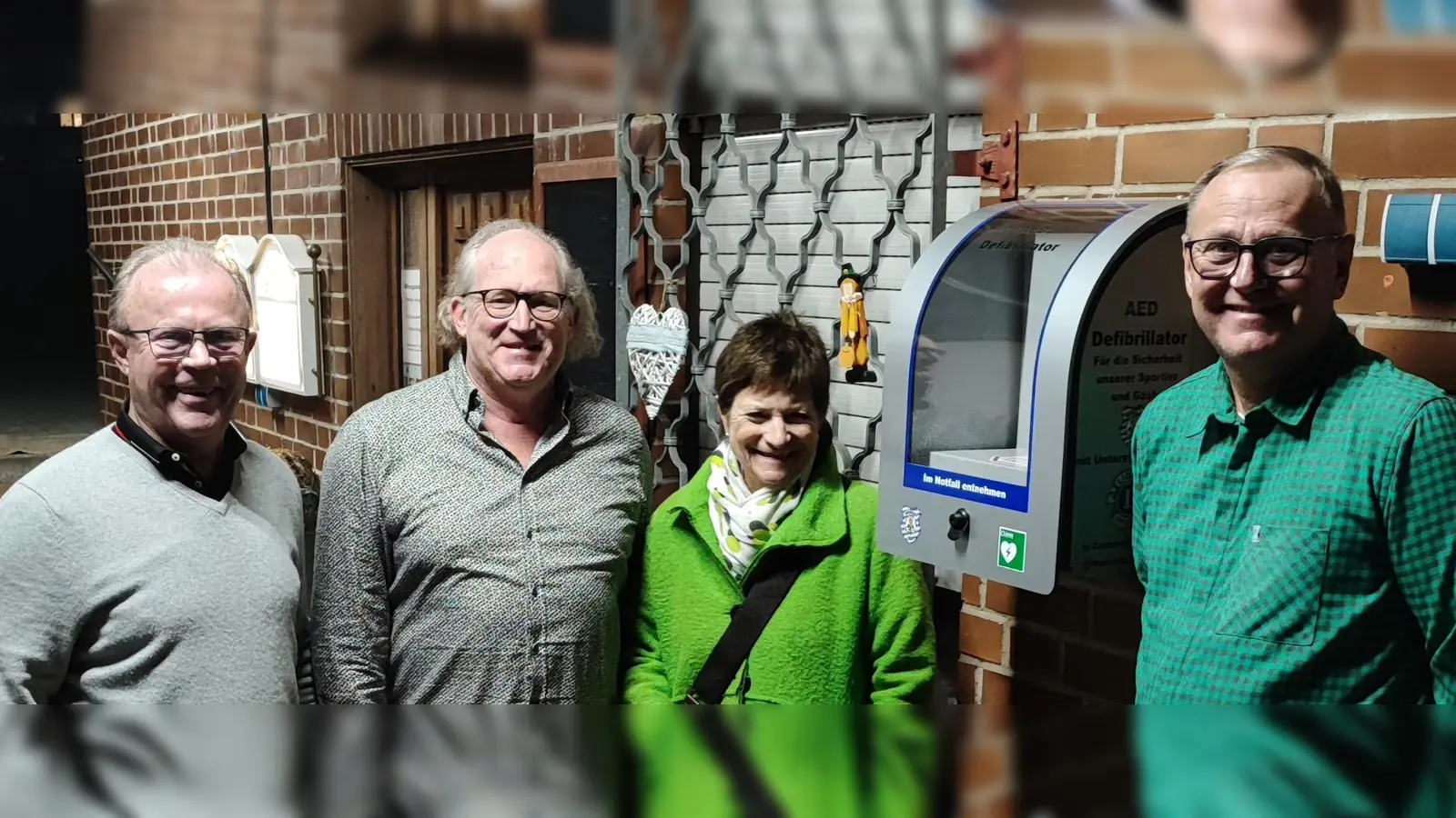 Defi-Übergabe an den TuS Rosenberg mit (von links) Hans Göth, Vorsitzender Förderverein TuS Rosenberg, Dr. Armin Rüger, Lions Club Sulzbach-Rosenberg, Helga Sporrer, Schriftführerin Förderverein TuS Rosenberg, Manfred Seitz, Vorsitzender TuS Rosenberg. (Bild: Armin Rüger)