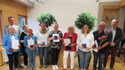 Mit dem Thalerr der Gemeinde zeichnete Bürgermeister Fauen und Männer für ihr Engagemnt im Ehrenamt aus. (Bild: Johann Adam)