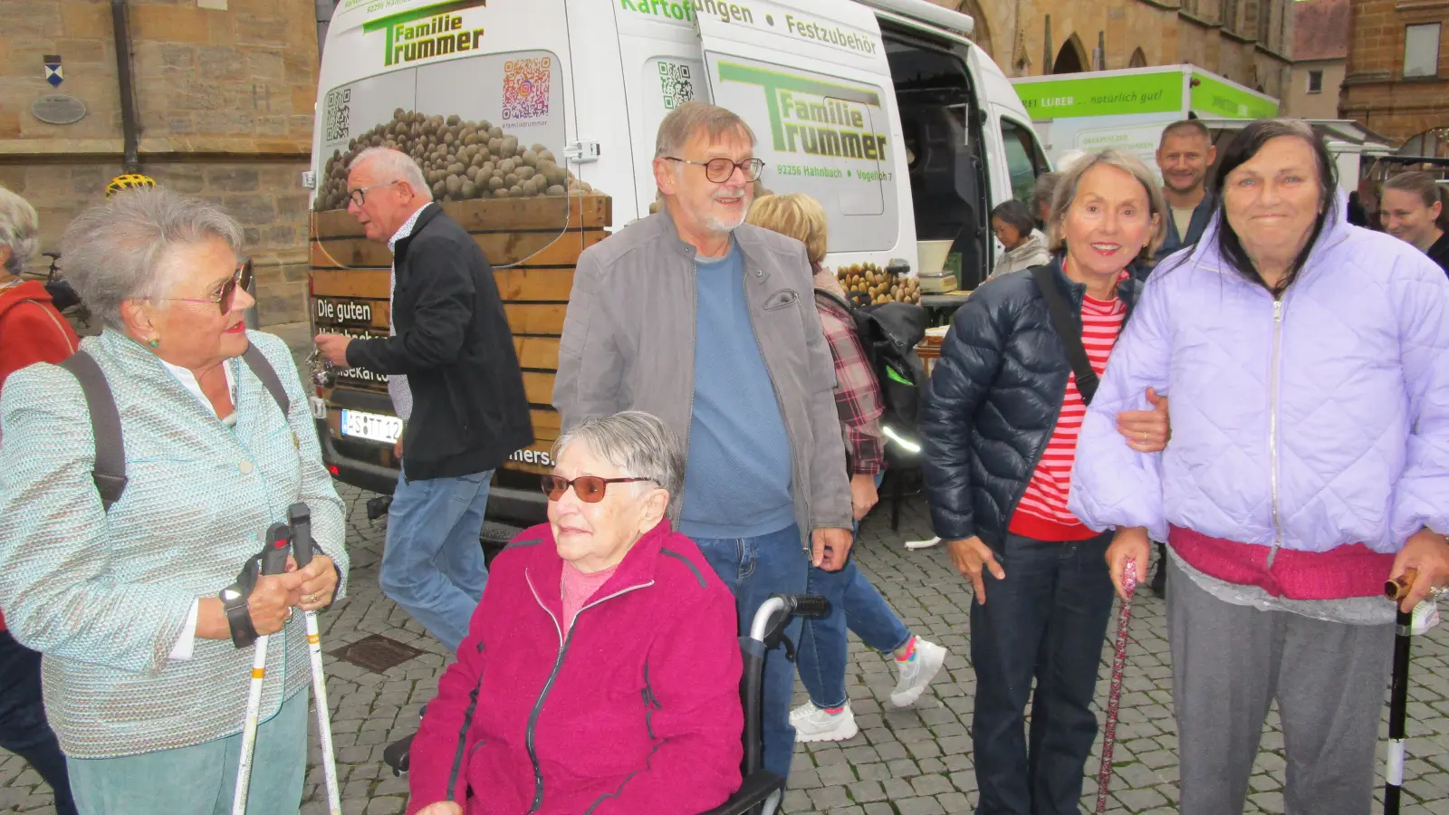 Marienheim-Senioren zu Gast am Bauernmarkt. (Bild: Daniela Donhauser)