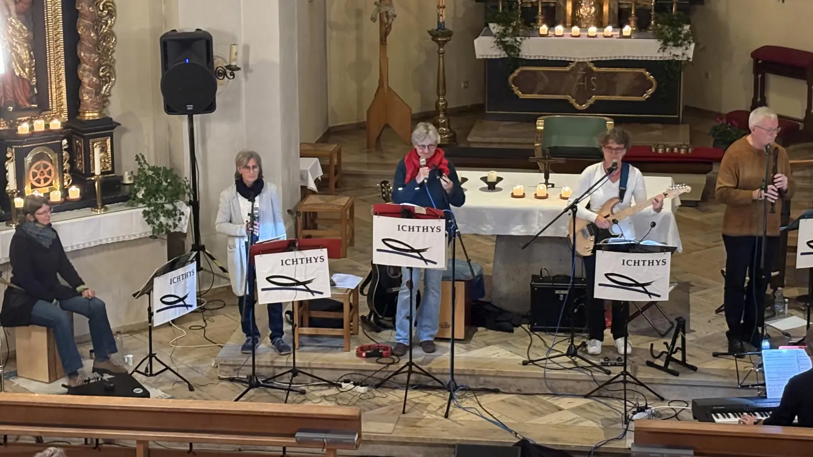 Die Kirchenband „Ichthys” beigestert das Publikum. (Bild: Carola Helm)