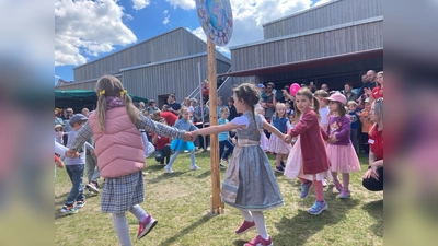 Nachdem der Maibaum aufgestellt war, tanzten die Kinder ausgelassen um den Frühlingsboten herum. (Bild: Kinderhaus Weltentdecker/exb)