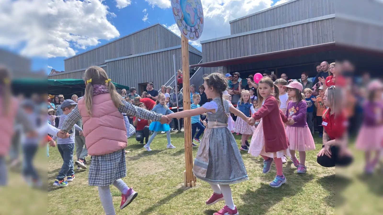 Nachdem der Maibaum aufgestellt war, tanzten die Kinder ausgelassen um den Frühlingsboten herum. (Bild: Kinderhaus Weltentdecker/exb)