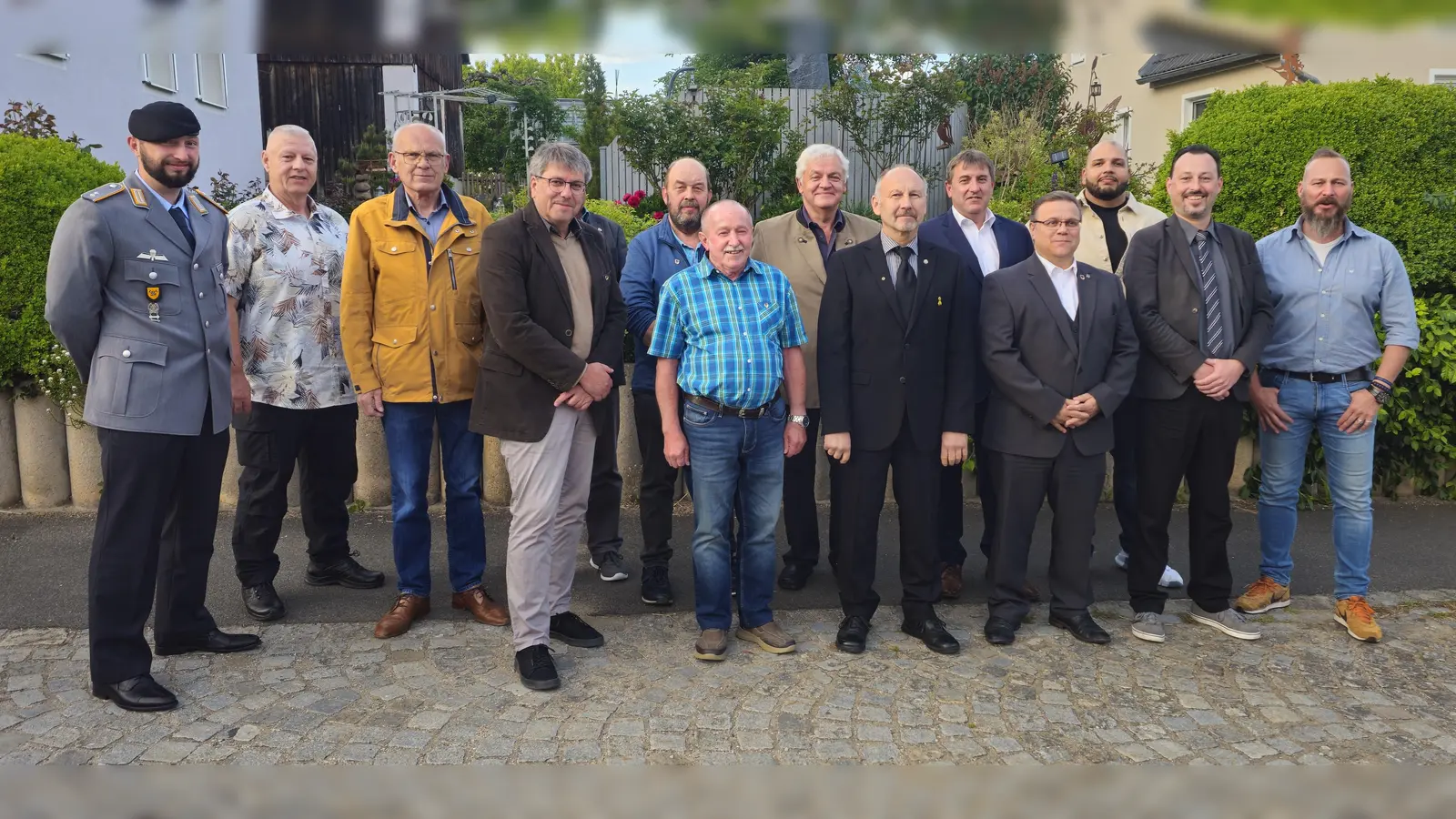 Die geehrten langjährigen Kameraden. Weiterhin Vertreter der neuen Kreisvorstandschaft Oberpfalz Nord, Bürgermeister Ewald Plößner sowie die Vorstandschaft der RK Kirchenthumbach (Bild: Jochen Lobenhofer)