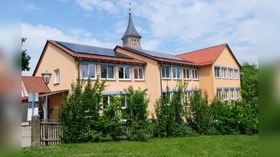Im Mittelpunkt des Gemeinde- und Kindergartenfestes steht am Sonntag, 14. Juni, die Segnung und Schlüsselübergabe der neuen Kindergruppe im Kindergarten „Unterm Regenbogen“.<br>Heute zeigt sich der repräsentative Bau des evangelischen Kindergartens als segensreiche Einrichtung für die Kleinen und Kleinsten. (Bild: Fred Lehner)
