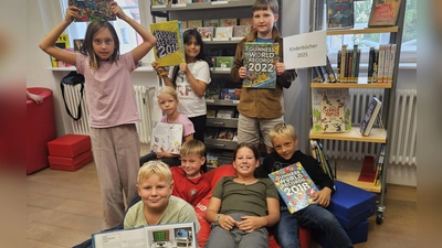 Die Kinder der OGTS (Offene Ganztagsschule) zu Besuch in der Nabburger Pfarrbücherei. (Bild: Maria Dobler)