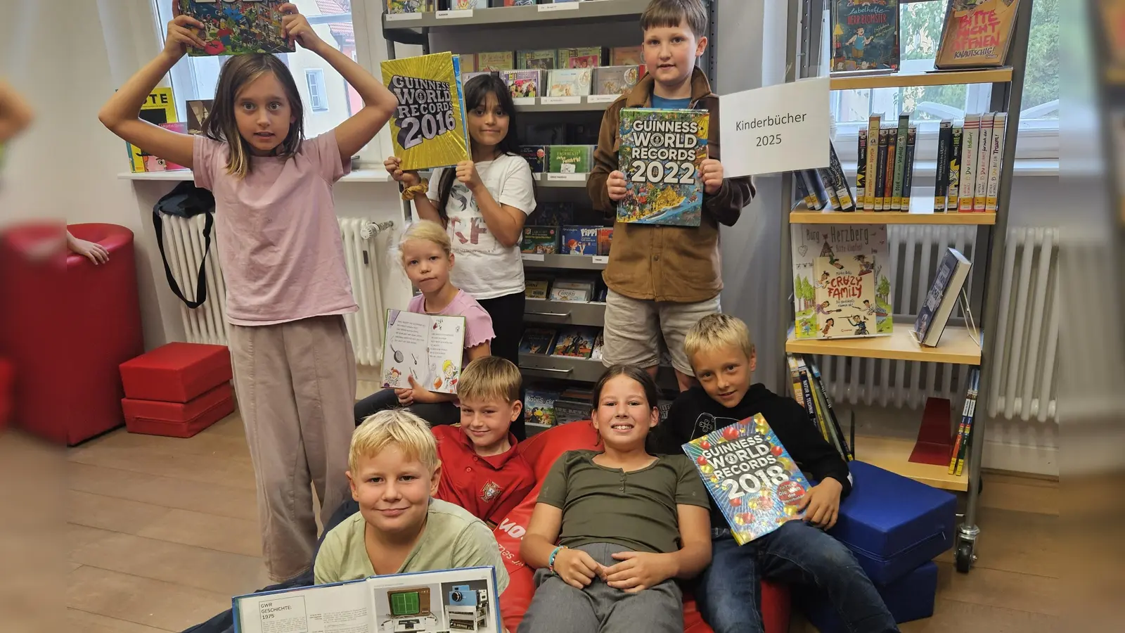 Die Kinder der OGTS (Offene Ganztagsschule) zu Besuch in der Nabburger Pfarrbücherei. (Bild: Maria Dobler)